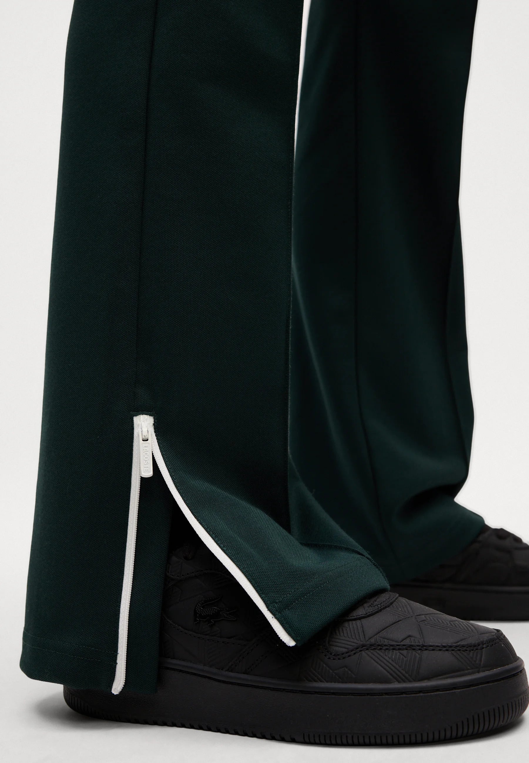 Pantaloni felpati taglio svasato con pieghe 
